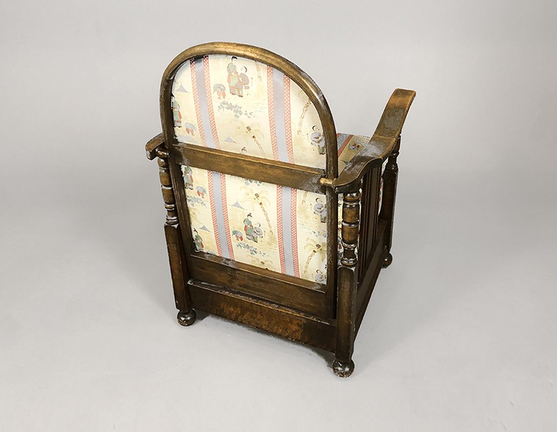 Foto Antique Japanese Wooden Armchair