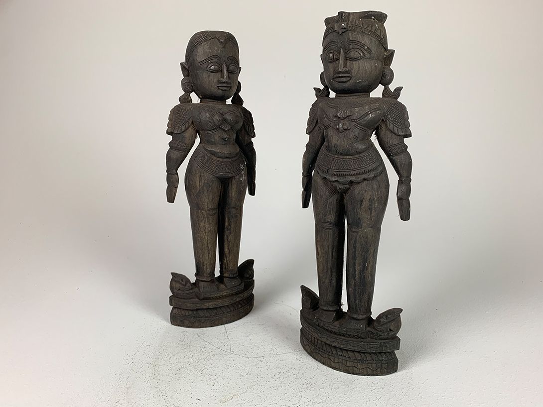Foto Pair of Southeast Asian Wood Sculptures Man and Woman h41