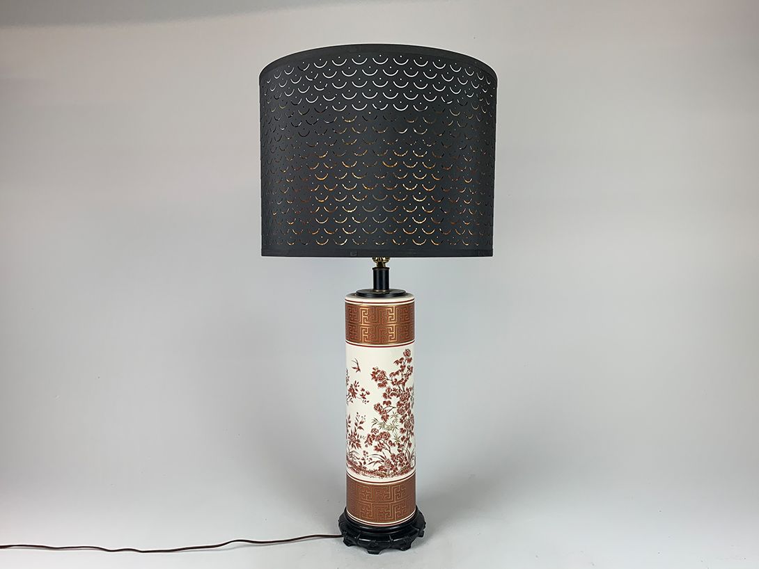 Foto Chinese Porcelain Lamp with Black and Gold Perforated Shade h89