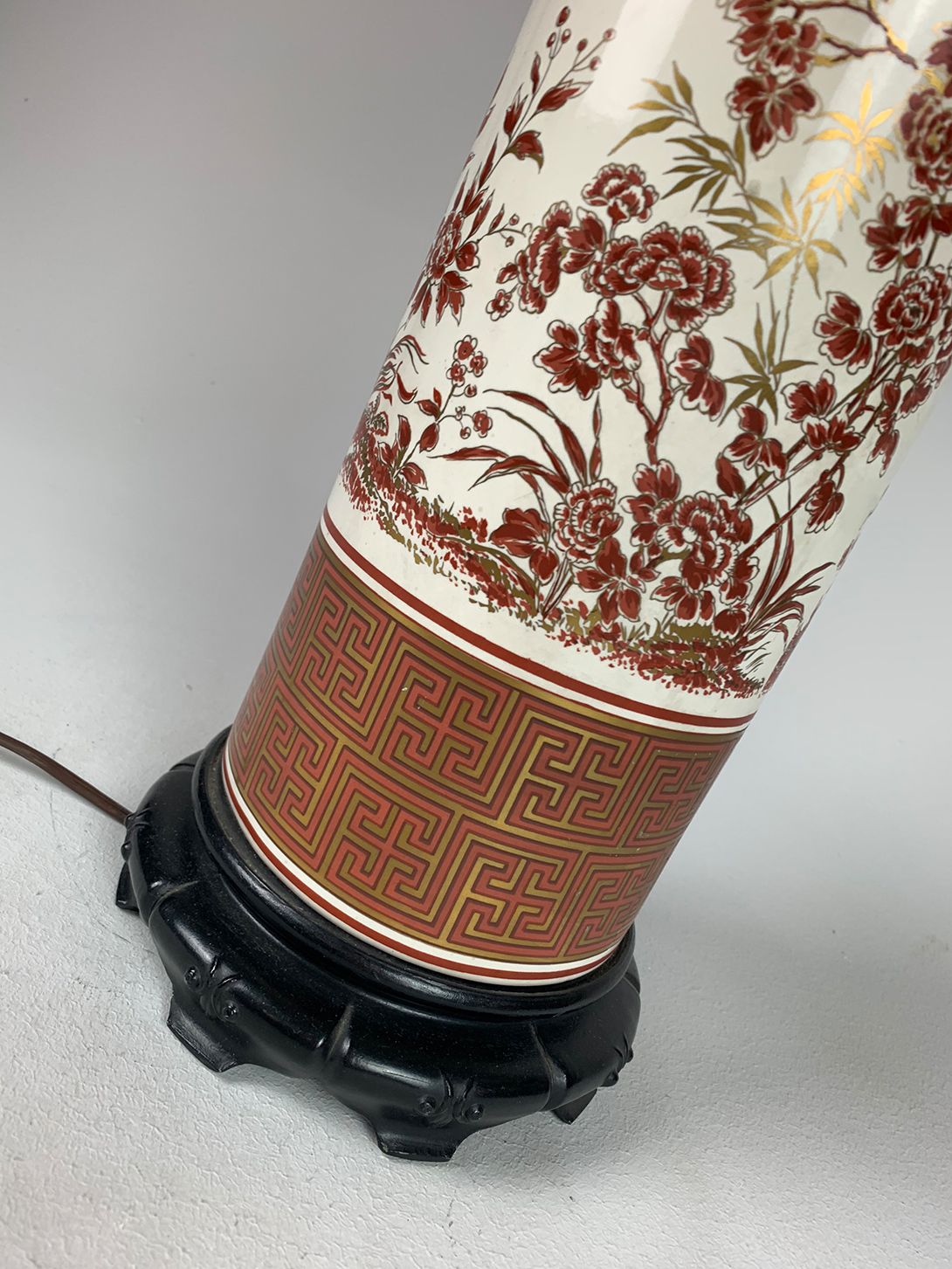 Foto Chinese Porcelain Lamp with Black and Gold Perforated Shade h89