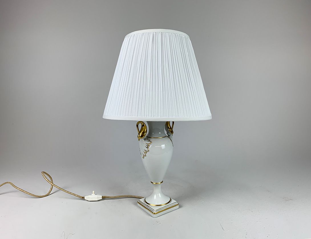 Foto White Amphora Porcelain Table Lamp with Gold Details h54