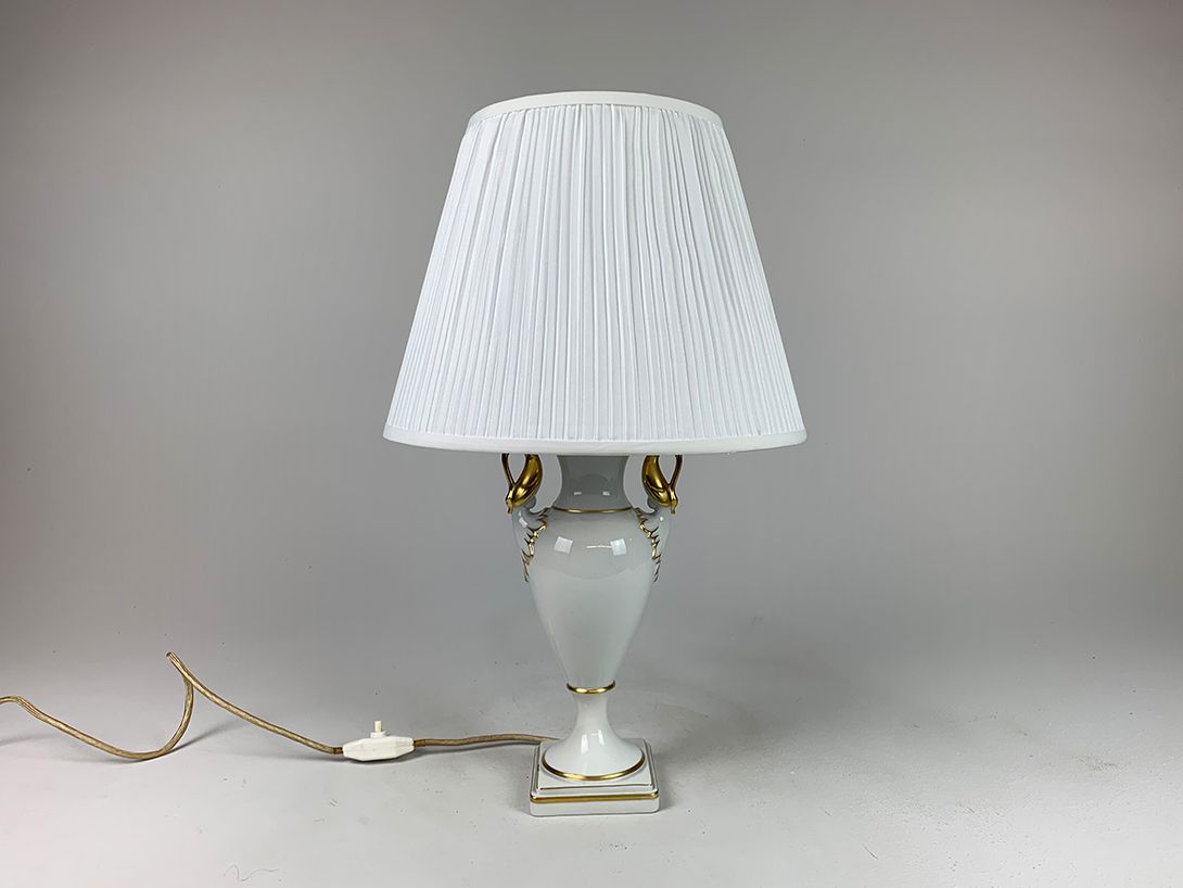Foto White Amphora Porcelain Table Lamp with Gold Details h54