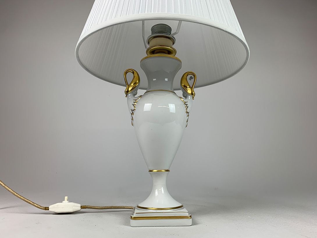 Foto White Amphora Porcelain Table Lamp with Gold Details h54