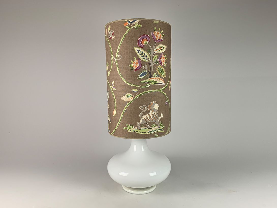 Foto White Glass Lamp with Exotic Shade h97 G1