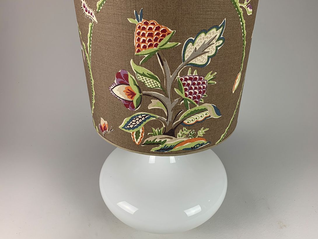 Foto White Glass Lamp with Exotic Shade h97 G1