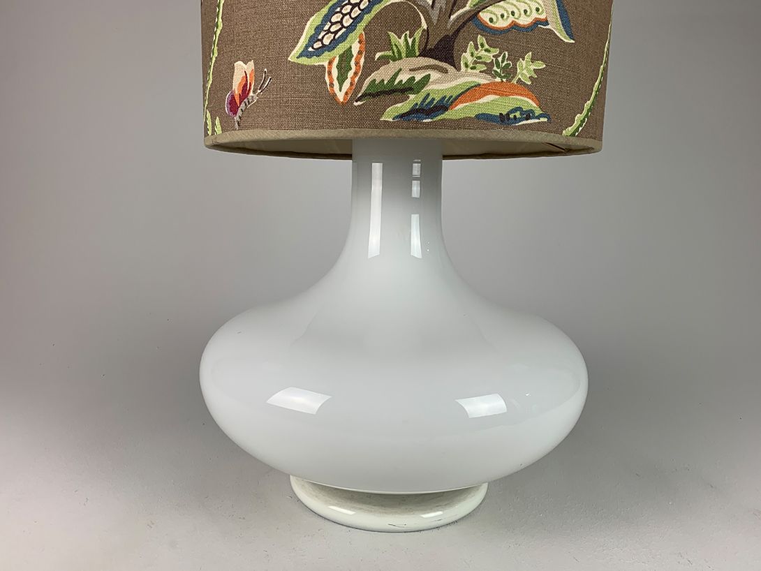 Foto White Glass Lamp with Exotic Shade h97 G1