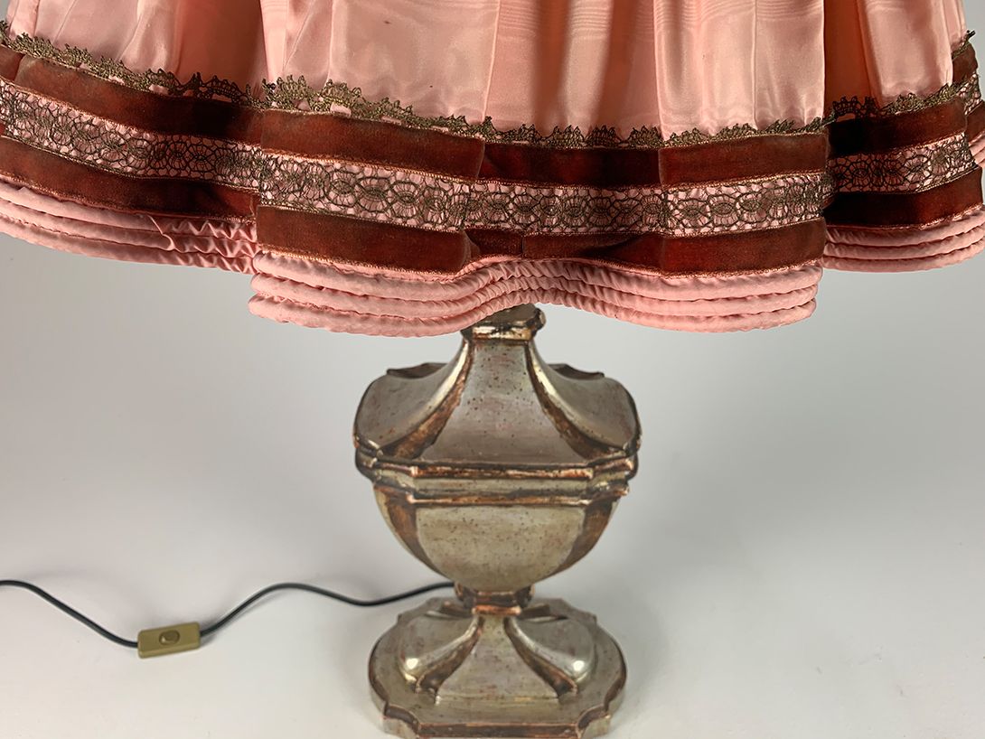 Foto Metallic Wood Table Lamp with Pink Shade h83