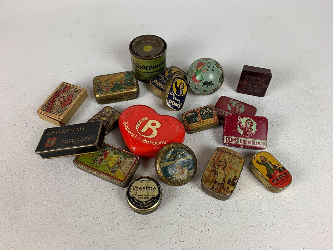 Foto Set of Small Antique Tin Boxes