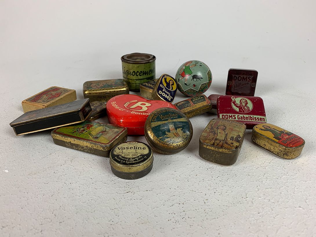 Foto Set of Small Antique Tin Boxes