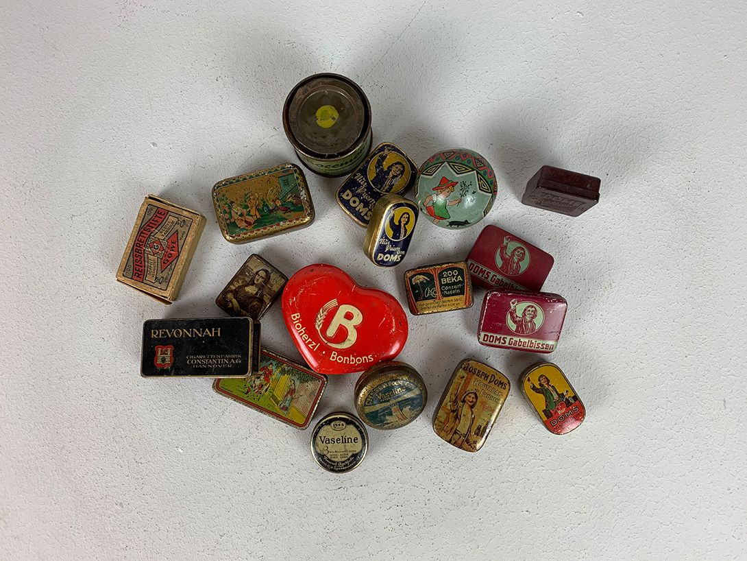Foto Set of Small Antique Tin Boxes