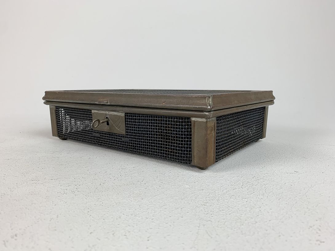 Foto Antique Metal Grid Cash Box 29x20cm