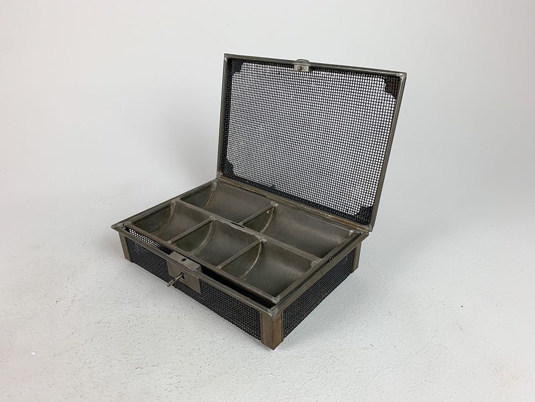 Foto Antique Metal Grid Cash Box 29x20cm