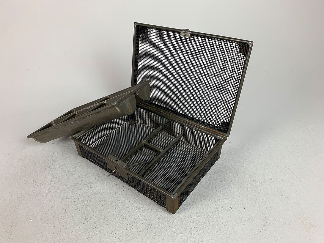 Foto Antique Metal Grid Cash Box 29x20cm