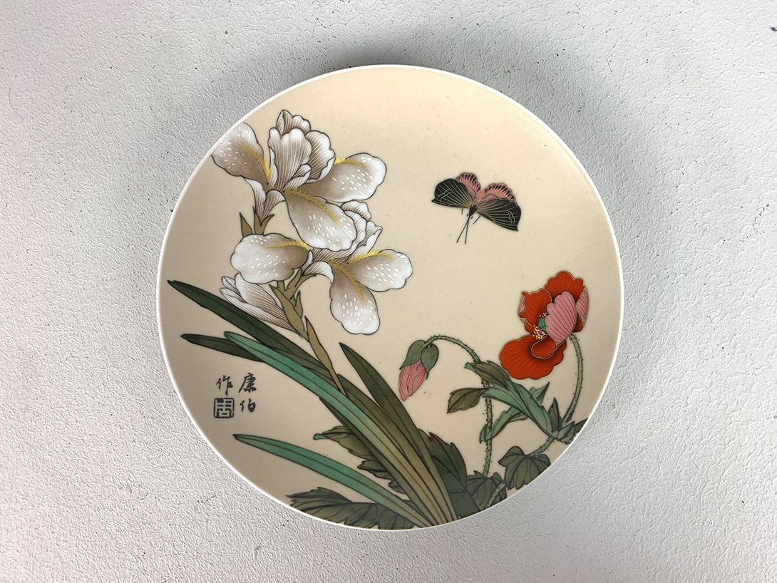 Foto KPM Porcelain Wall Plate with Flowers and Butterfly Painting ø20
