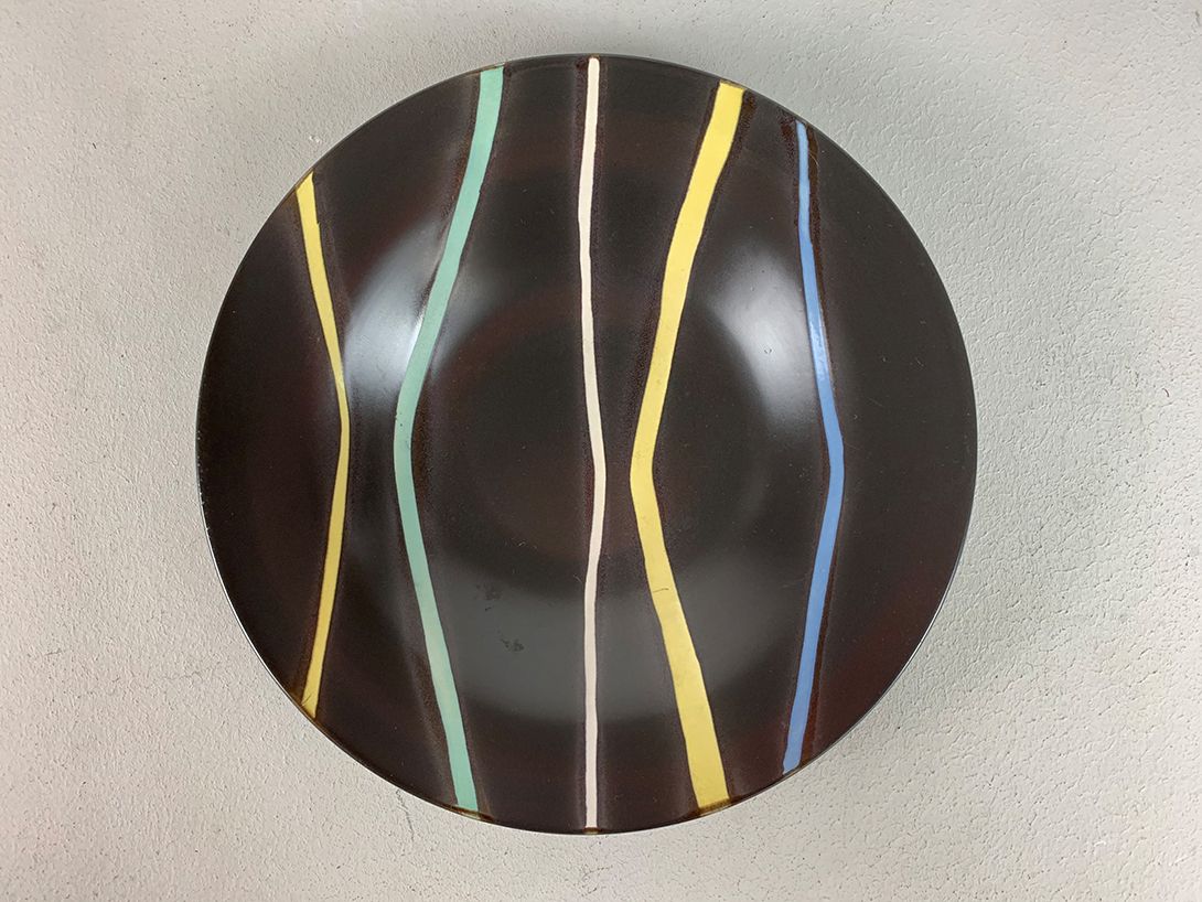 Foto Dark Chocolate Brown Ceramic Deep Plate with 1950s Stripe Pattern ø30