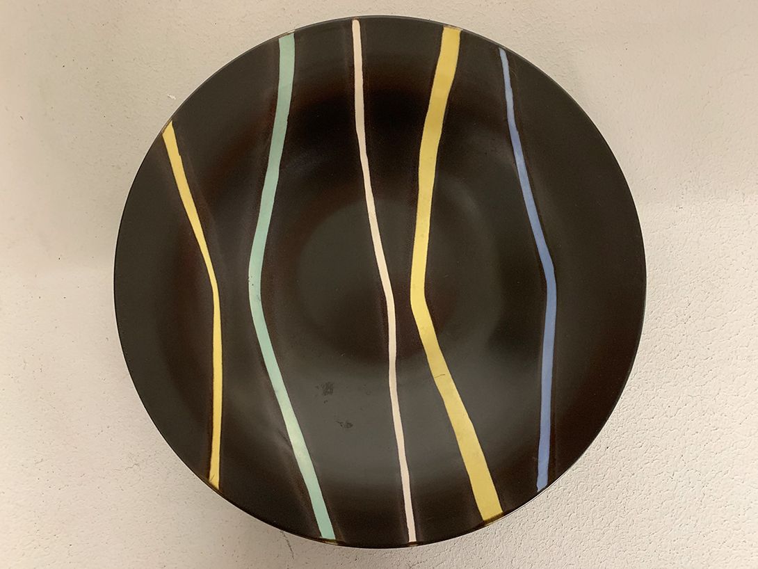 Foto Dark Chocolate Brown Ceramic Deep Plate with 1950s Stripe Pattern ø30