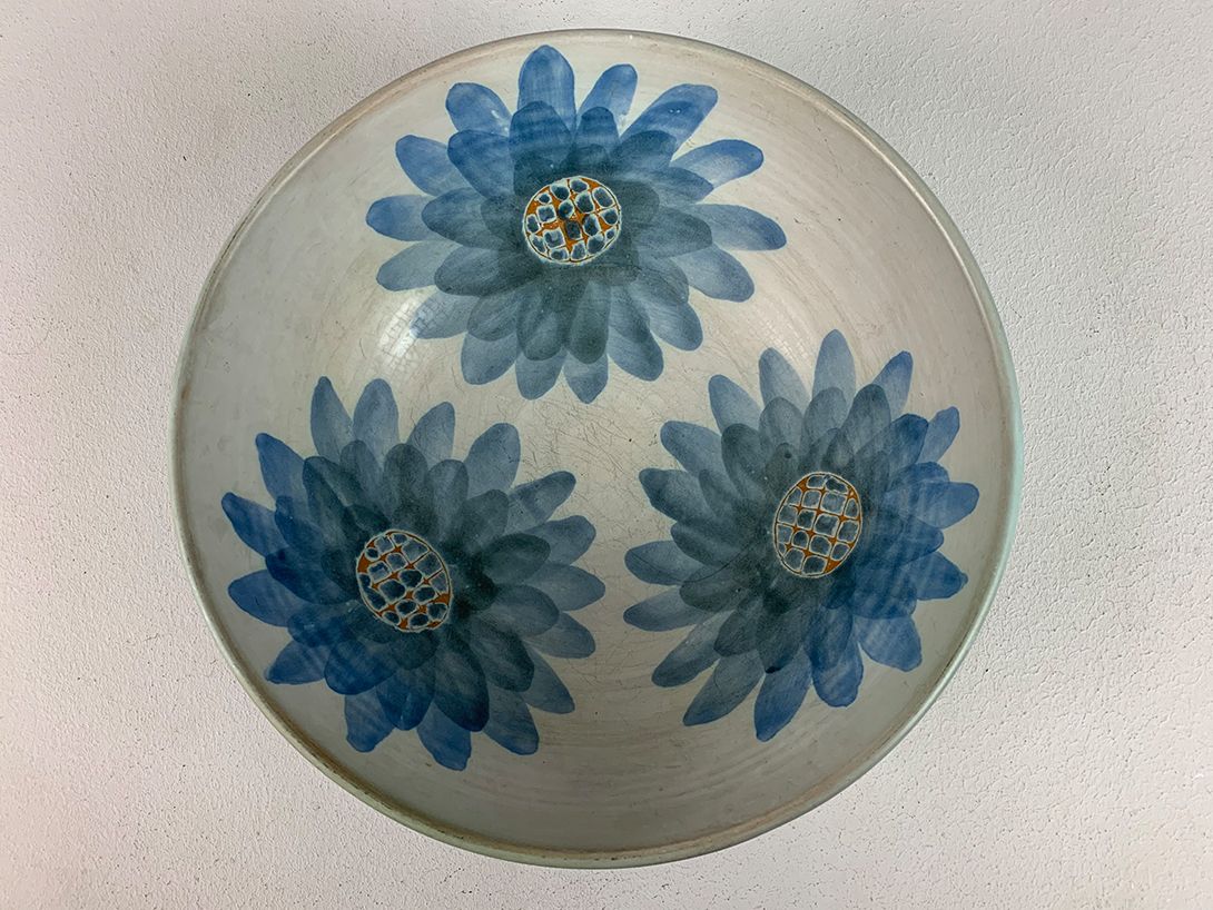 Foto Blue Ceramic Bowl with Hand Painted Flowers ø29