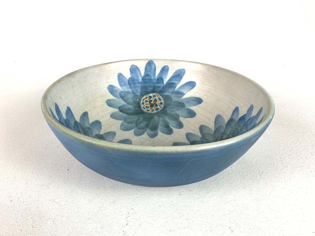 Foto Blue Ceramic Bowl with Hand Painted Flowers ø29