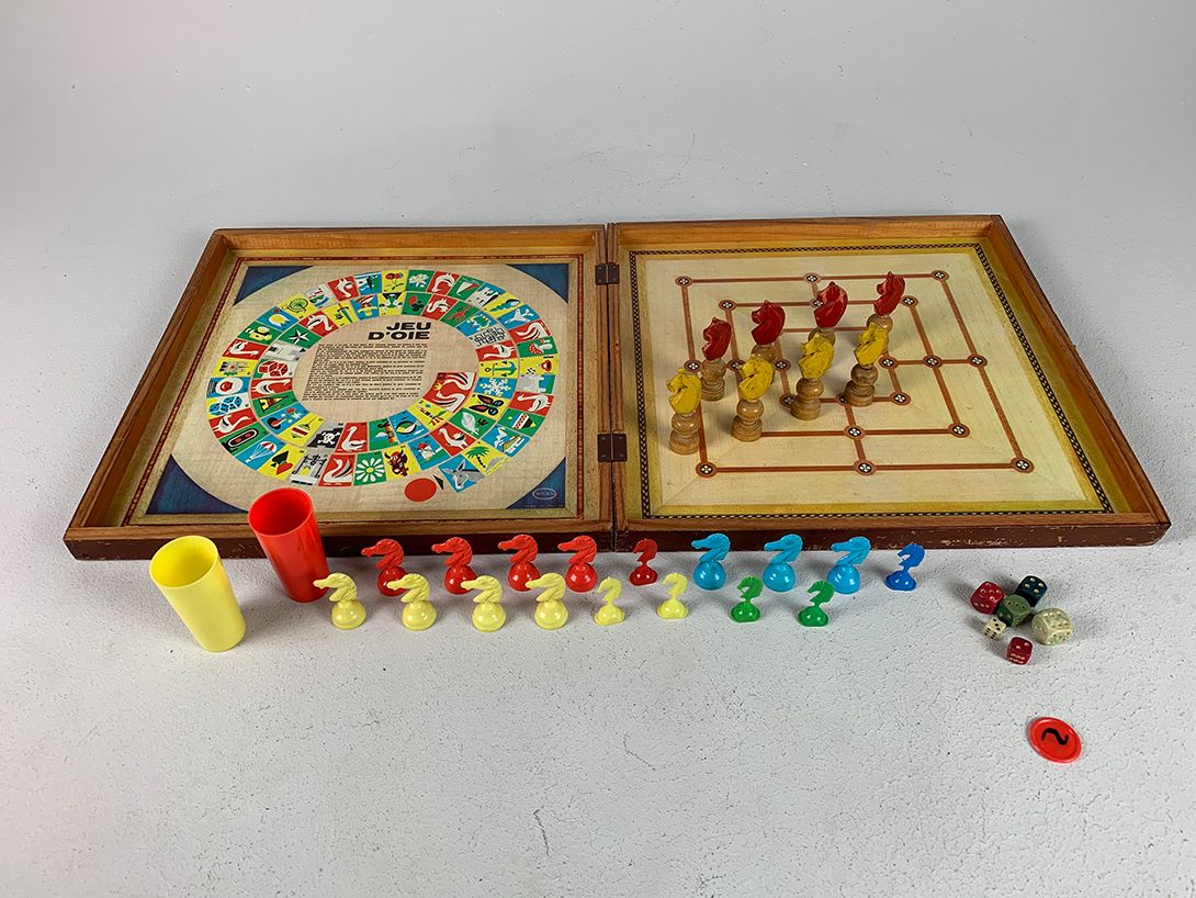 Foto French Wooden Horse Race Ludo and Chess Game Set