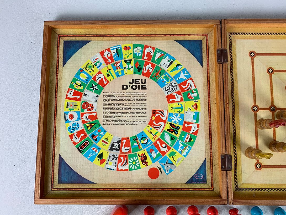 Foto French Wooden Horse Race Ludo and Chess Game Set