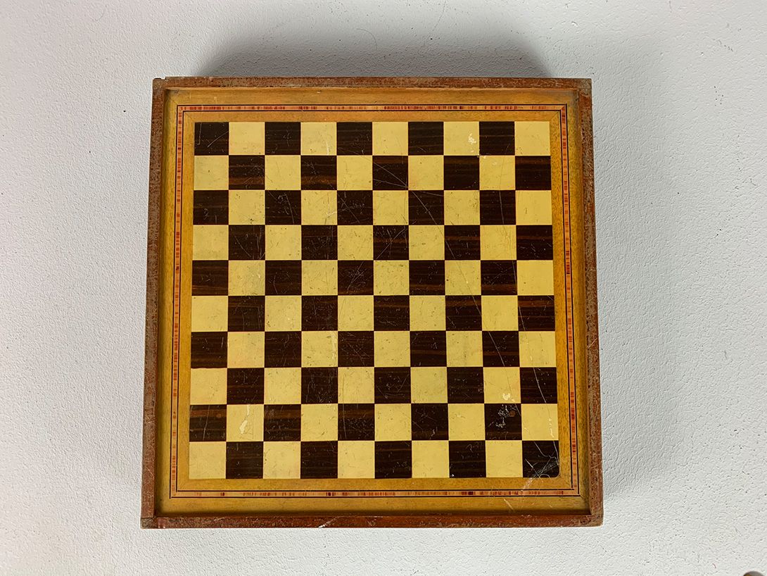 Foto French Wooden Horse Race Ludo and Chess Game Set