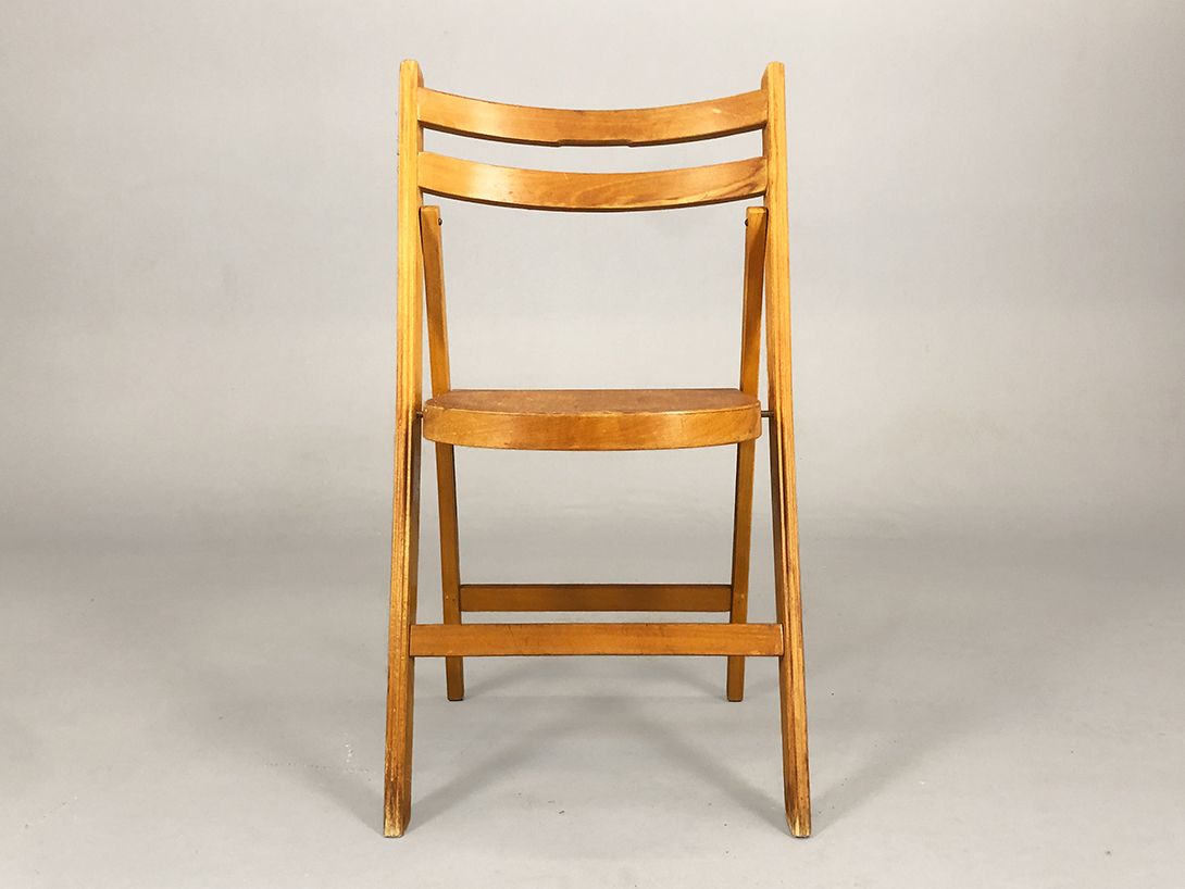 Foto Simple Wooden Folding Chair