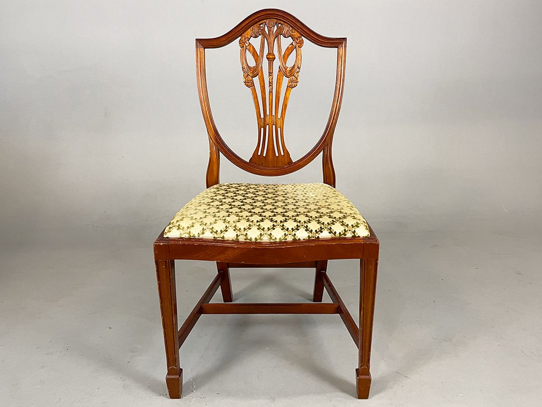 Foto Royal Carved Dining Chair with Embroidered Apolstery