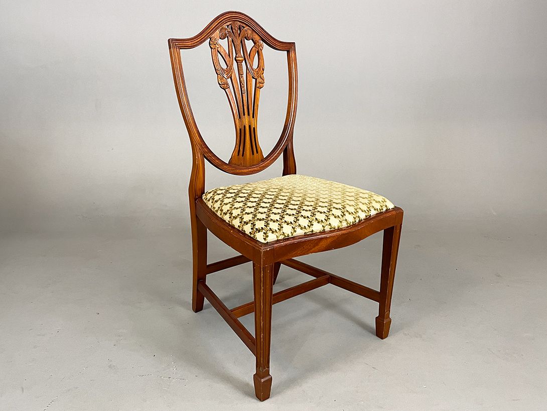 Foto Royal Carved Dining Chair with Embroidered Apolstery