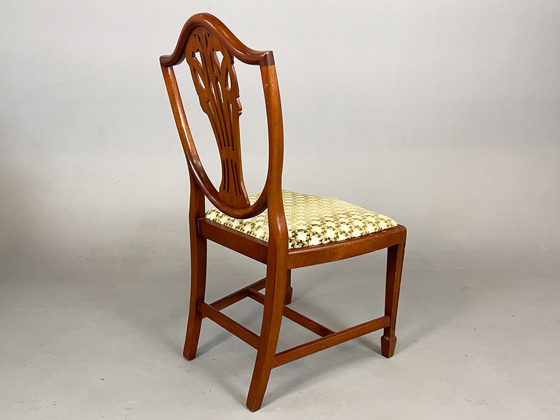Foto Royal Carved Dining Chair with Embroidered Apolstery