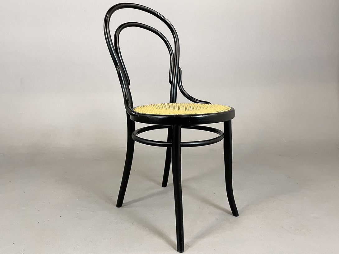 Foto Black Framed Thonet Wicker Chair