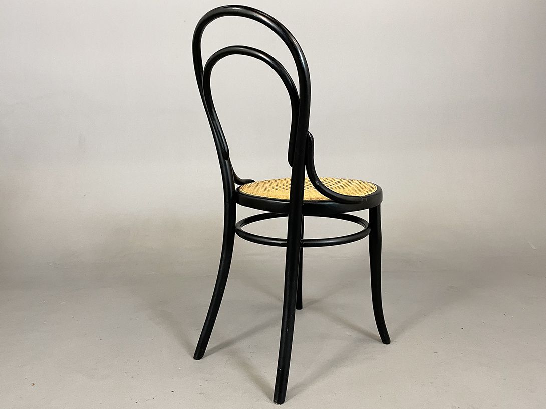 Foto Black Framed Thonet Wicker Chair