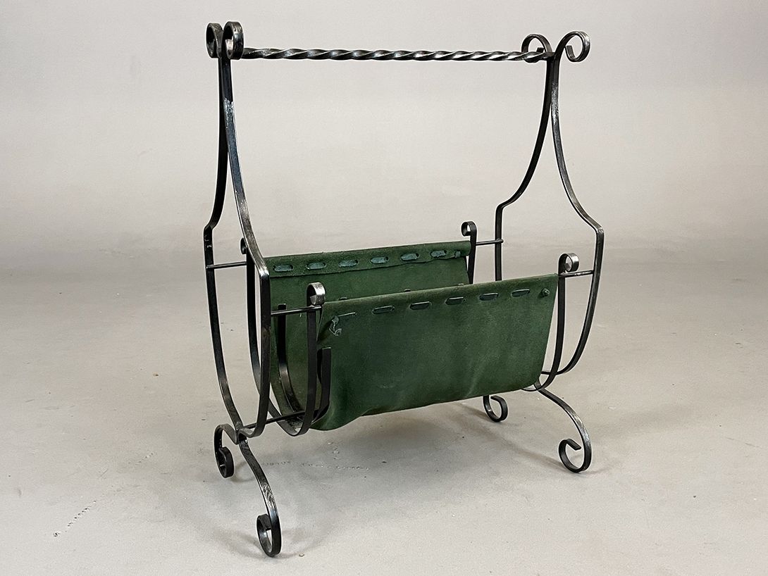 Foto Green Leather Newspaper Rack