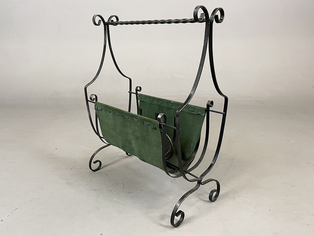 Foto Green Leather Newspaper Rack