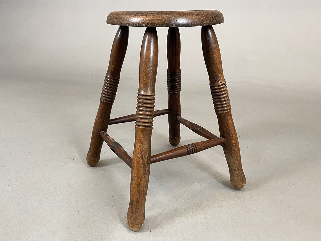 Foto Carved Wooden Milking Stool