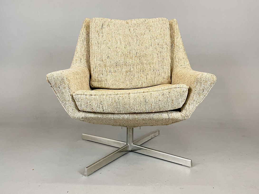 Foto Wilhelm Knoll by Bert Lieber Beige Swivel Lounge Chair 1961