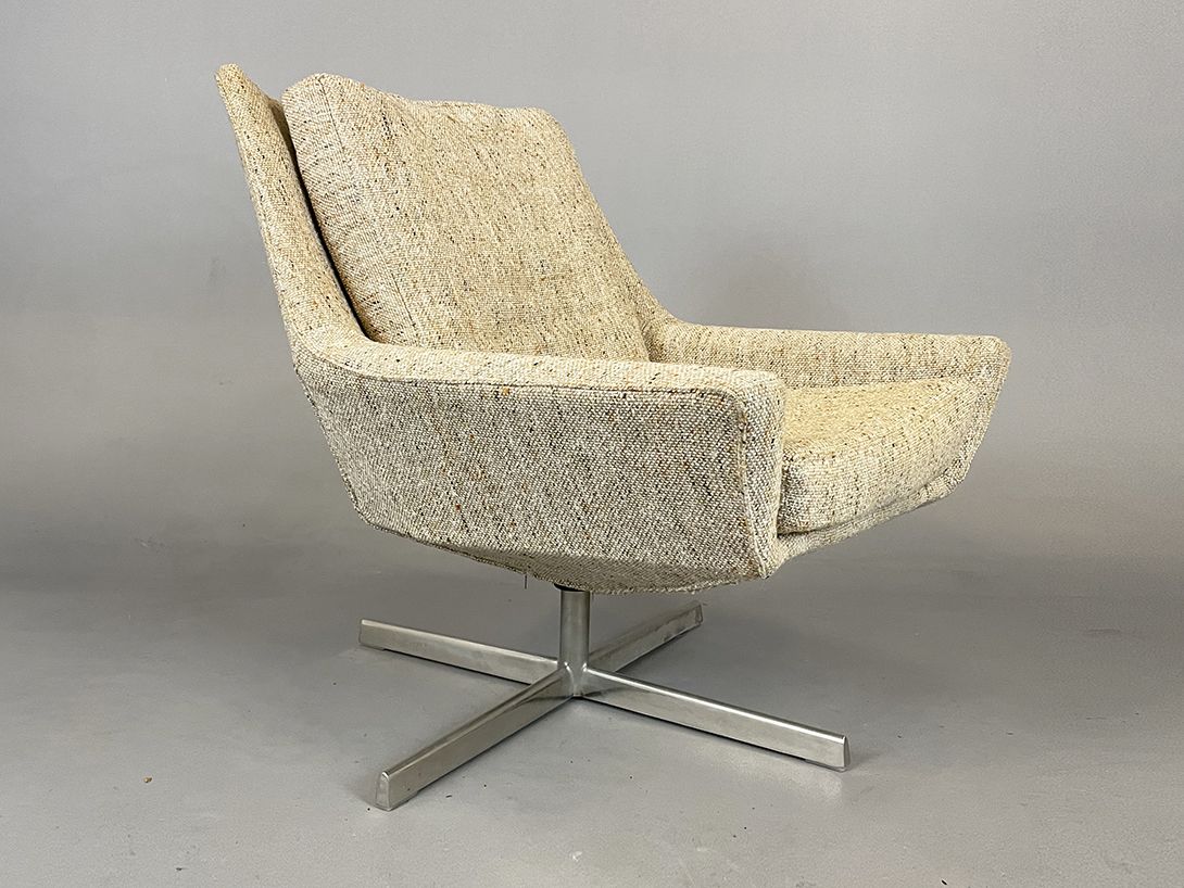 Foto Wilhelm Knoll by Bert Lieber Beige Swivel Lounge Chair 1961