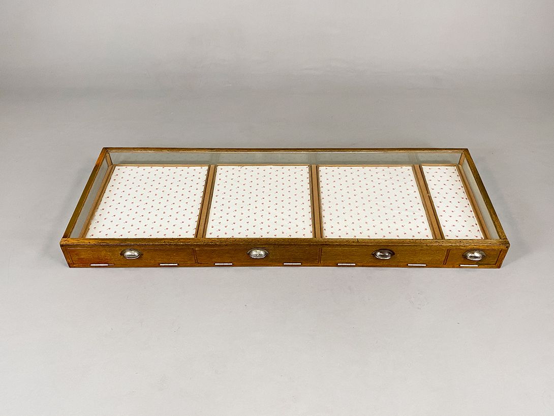 Foto Glass Top Showcase with Flowered Inlay
