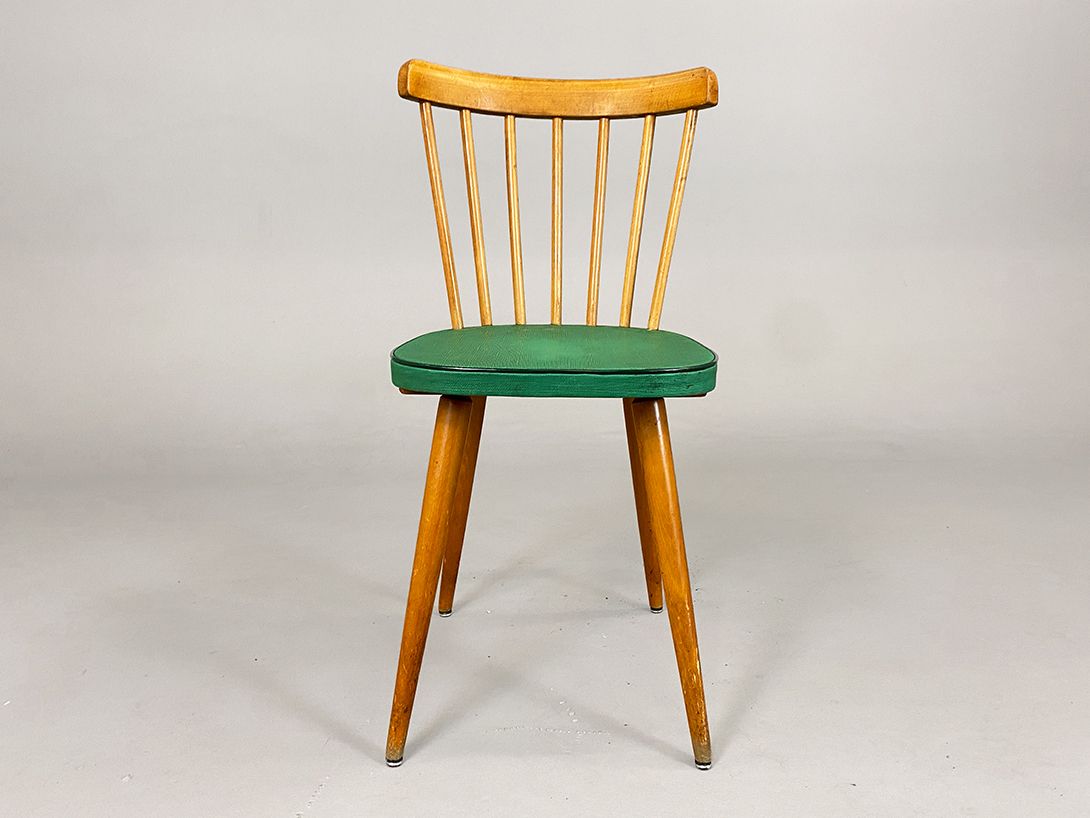 Foto Wooden Kitchen Chair with Green Seat