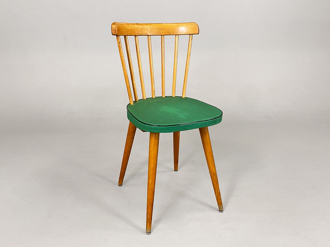 Foto Wooden Kitchen Chair with Green Seat