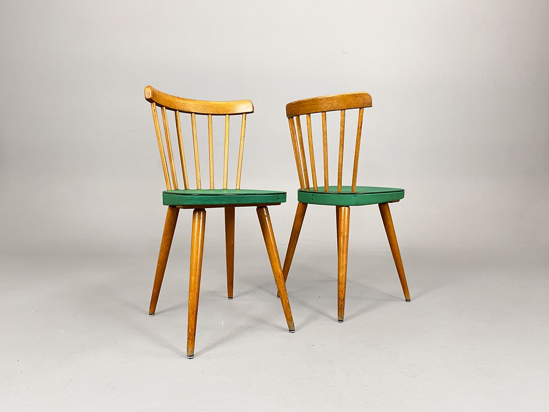 Foto Wooden Kitchen Chair with Green Seat