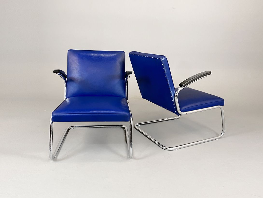Foto Royal Blue Armchair with Chrome Frame