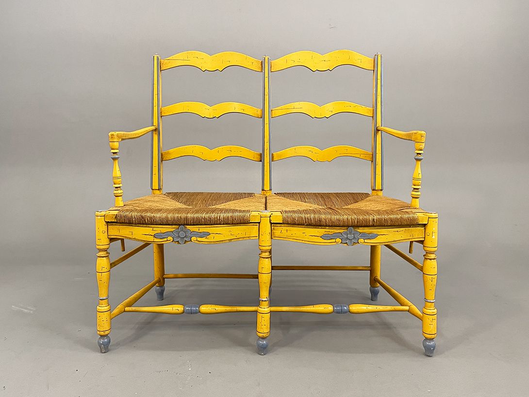 Foto Yellow Wooden Bench