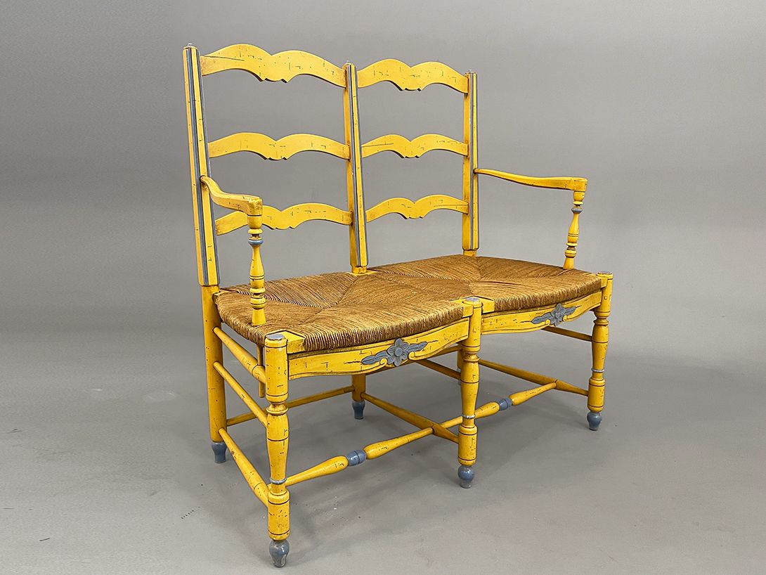 Foto Yellow Wooden Bench