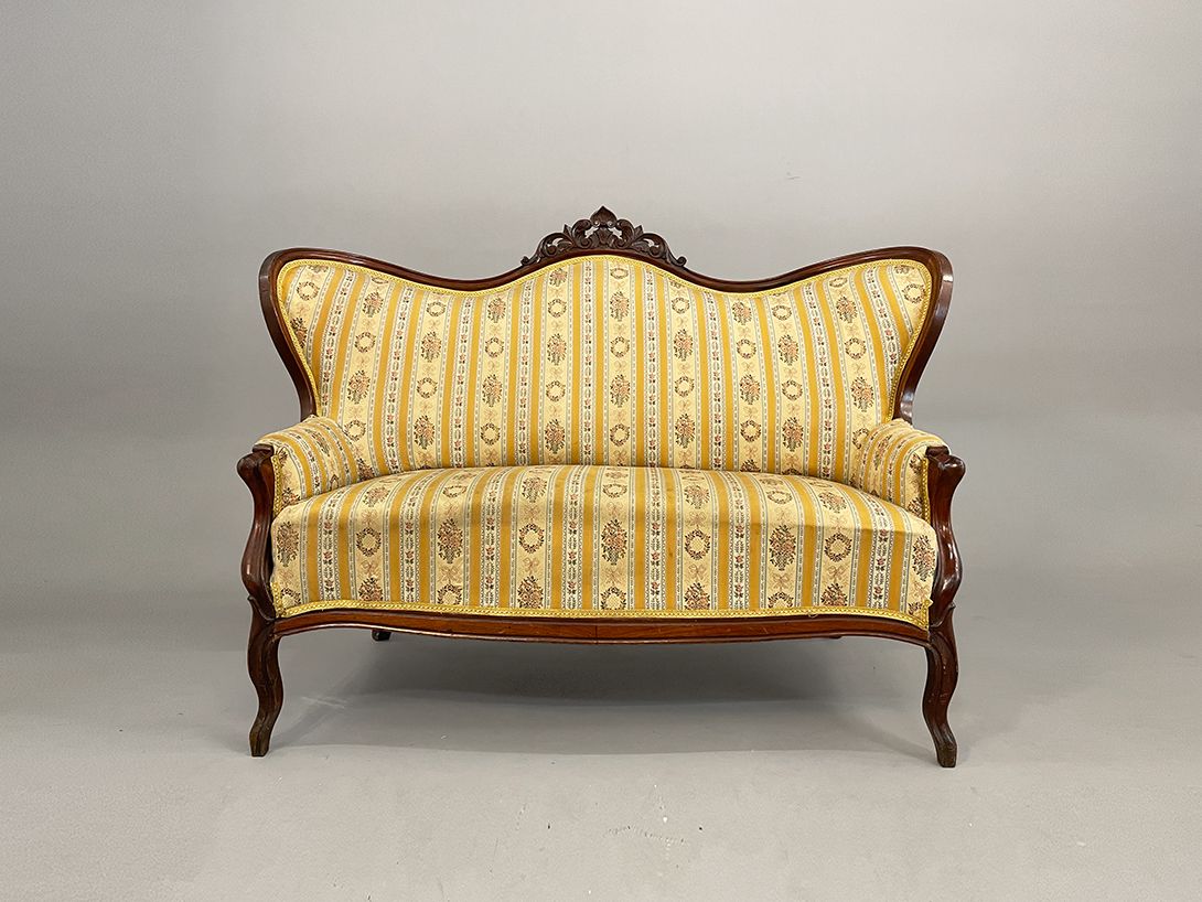 Foto Yellow Ornate Sofa for Decoration Only