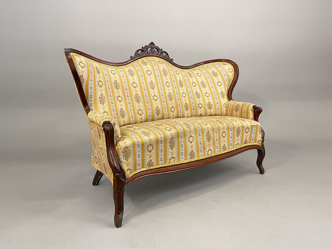 Foto Yellow Ornate Sofa for Decoration Only