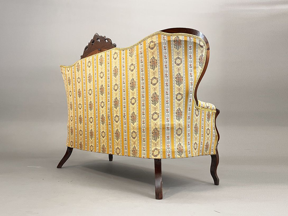 Foto Yellow Ornate Sofa for Decoration Only