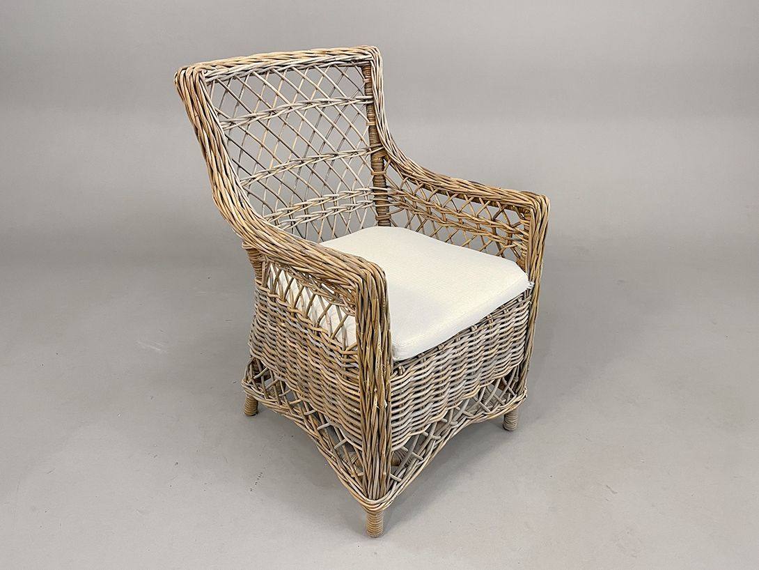 Foto Wicker Armchair with White Cushion