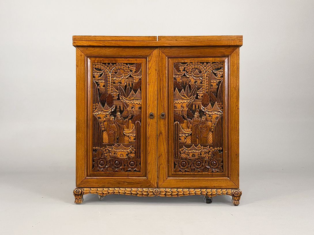 Foto Chinese House Bar with detailed Carvings