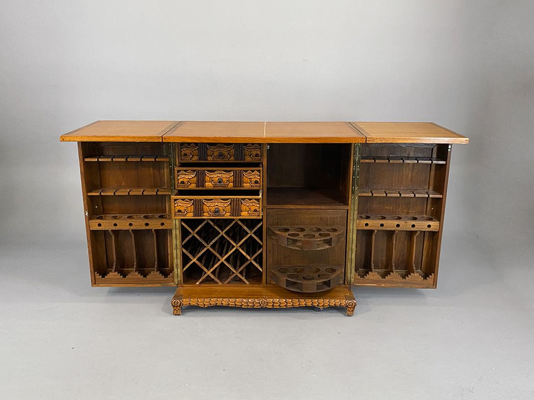 Foto Chinese House Bar with detailed Carvings