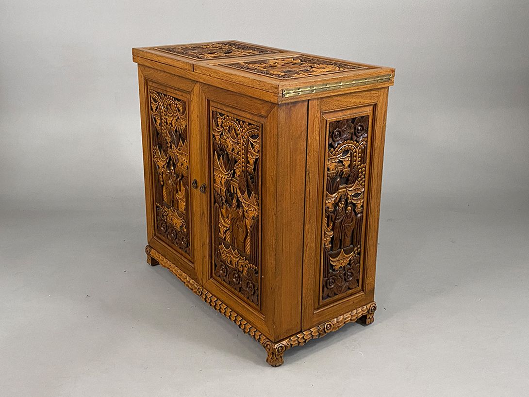 Foto Chinese House Bar with detailed Carvings
